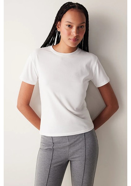 Jakarlı Beyaz Geniş Kalıp Günlük Kullanıma Uygun Nefes Alabilen Kumas Yapısı Bisiklet Yaka Boyfriend Örme Oversize T-Shirt fiyatları
