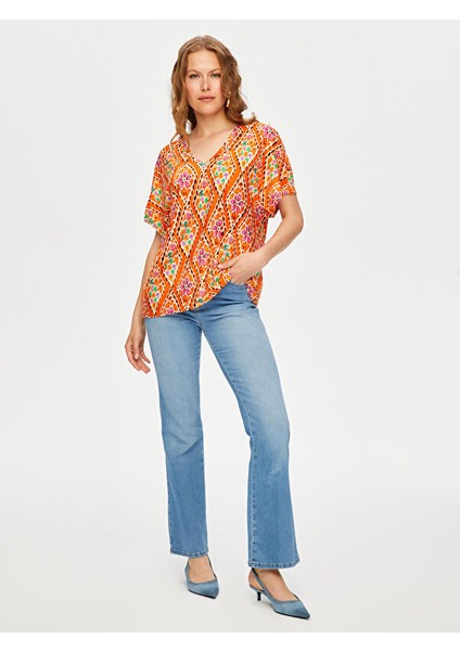 Eteği Sulu Çiçek Desen V Yaka Kısa Kol T-Shirt S25TSH102