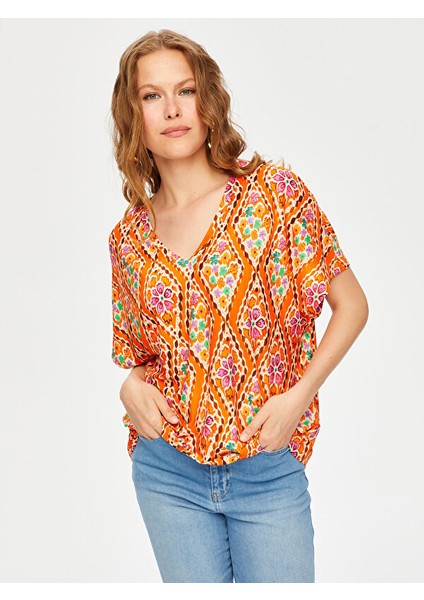 Eteği Sulu Çiçek Desen V Yaka Kısa Kol T-Shirt S25TSH102