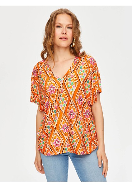 Eteği Sulu Çiçek Desen V Yaka Kısa Kol T-Shirt S25TSH102