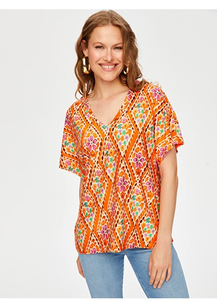 Eteği Sulu Çiçek Desen V Yaka Kısa Kol T-Shirt S25TSH102