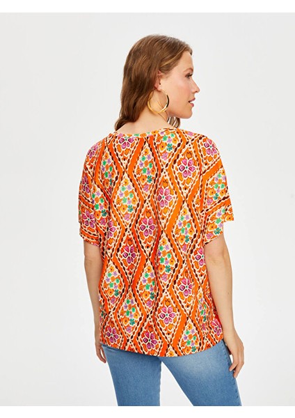 Eteği Sulu Çiçek Desen V Yaka Kısa Kol T-Shirt S25TSH102