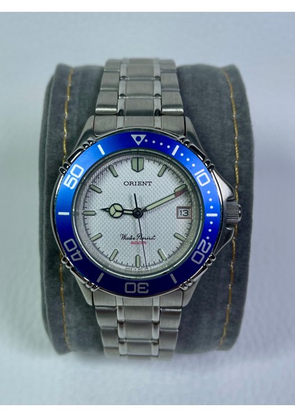 BS902025111B Retro Model Yuvarlak Metalik Kasa Mavi Çerçeveli Takvimli Gri Kadranlı Şık Erkek Kol Saati