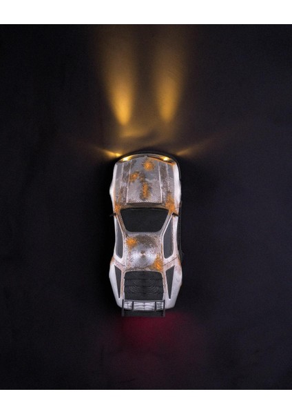 High Beams Duvar Lambası – Paslı Yarış Otomobili Tasarımı