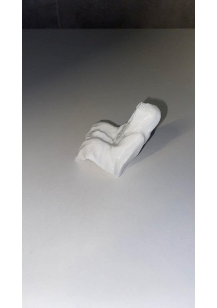 Oturan Hayalet Figür