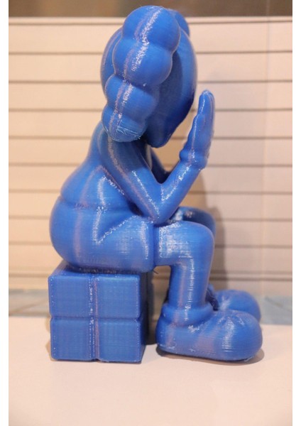 Oturan Kaws Standlı Figür