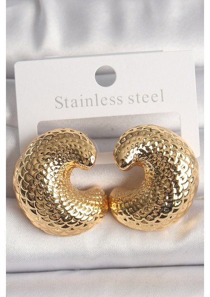Pirinç Gold Renk Yılan Sırtı Işlemeli Yarım Halka Model Kadın Küpe - TJ-BKP10159