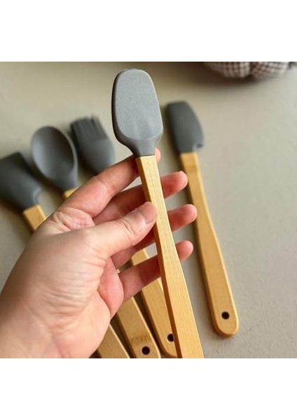 Bambu Saplı 5'li Silikon Mutfak Seti - Isıya Dayanıklı Spatula, Kaşık ve Kepçe Takımı, Şık ve Asılabilir Tasarım
