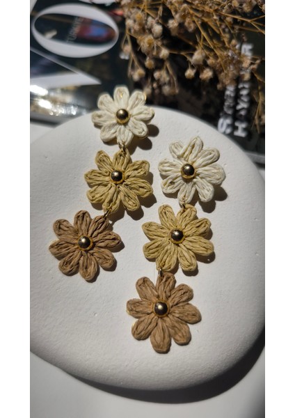 Gold Topçuk Detay Hasır Çiçek Figür Küpe