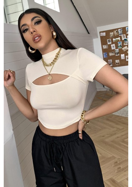 Kadın Ekru Göğüs Dekolteli Yarım Kollu Cut Out Crop Top Bluz