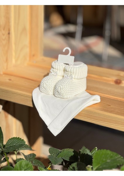 Bebek Beyaz Patik& Pamuklu Bere Seti (Müslin Mendil Hediyeli) Yenidoğan Hediyelik fiyatları
