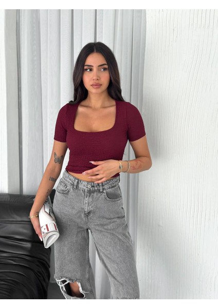 Kare Yaka Kabartma Kumaş Kısa Kollu T-Shirt
