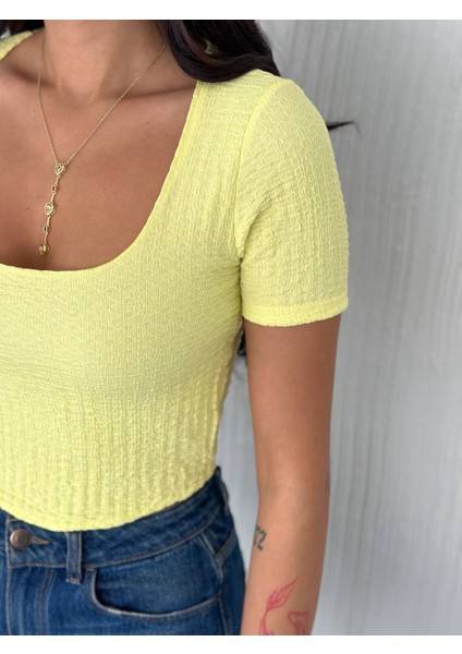 Kare Yaka Kabartma Kumaş Kısa Kollu T-Shirt