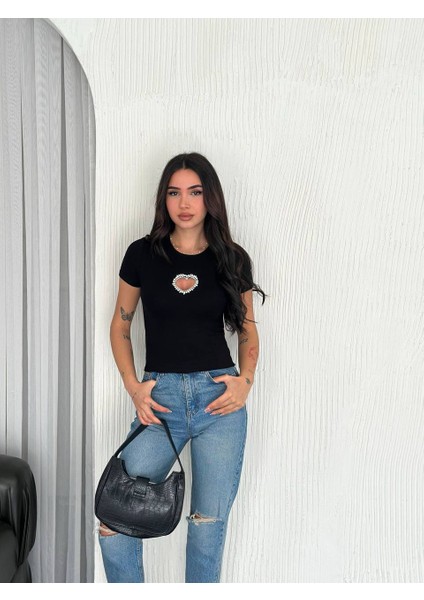 Kalp Taş Detaylı Kısa Kollu Bisiklet Yaka T-Shirt