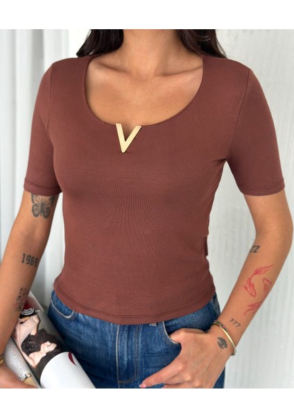 V Metal Yaka Detaylı Kısa Kollu T-Shirt fiyatları