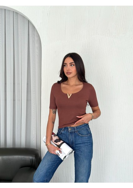 V Metal Yaka Detaylı Kısa Kollu T-Shirt modelleri