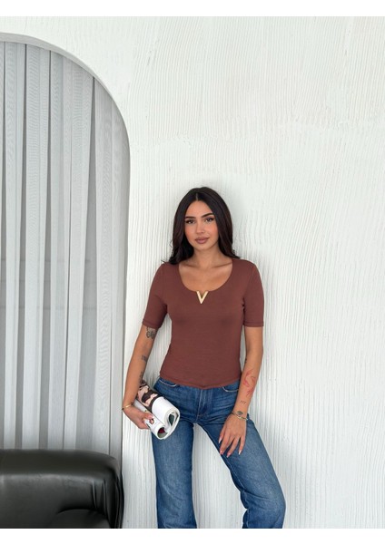 V Metal Yaka Detaylı Kısa Kollu T-Shirt fırsatları