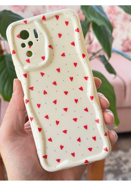 Xiaomi Redmi Note 10 - 10S Kılıf Kamera Korumalı Dalga Kenarlı Kırmızı Kalp Desenli Silikon Kapak