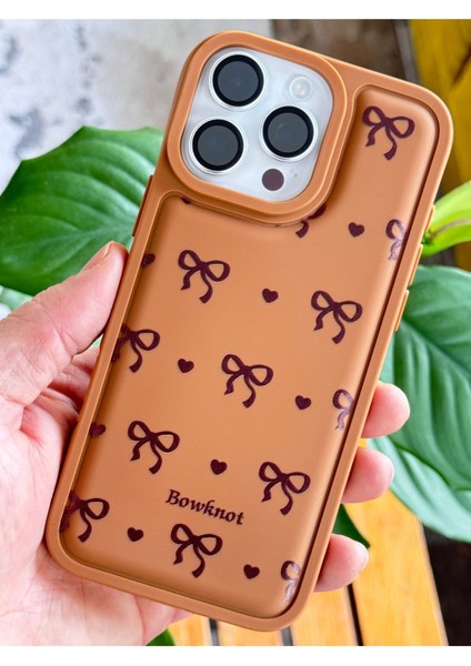 Apple iPhone 16 Pro Max Uyumlu Kılıf Yumuşak Dokulu Fiyonk Desenli Kahverengi Yumuşak Kamera Korumalı