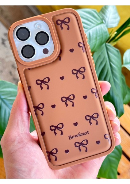 Apple iPhone 16 Pro Max Uyumlu Kılıf Yumuşak Dokulu Fiyonk Desenli Kahverengi Yumuşak Kamera Korumalı modelleri