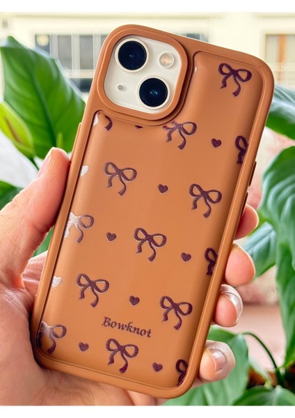 Apple iPhone 13/14 Kılıf Yumuşak Dokulu Fiyonk Desenli Kahverengi Yumuşak Koruyucu Silikon Kapak