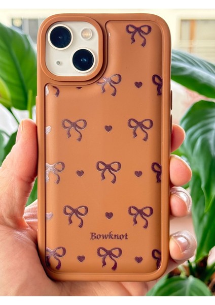 Apple iPhone 13/14 Kılıf Yumuşak Dokulu Fiyonk Desenli Kahverengi Yumuşak Koruyucu Silikon Kapak