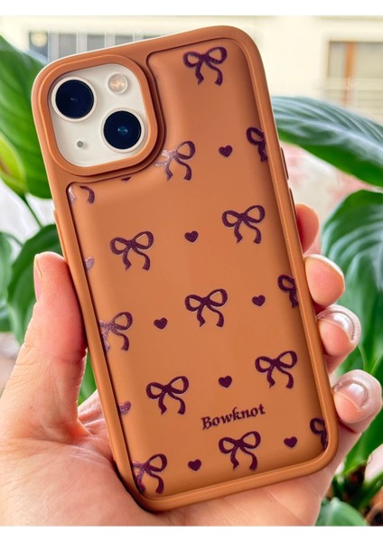 Apple iPhone 13/14 Kılıf Yumuşak Dokulu Fiyonk Desenli Kahverengi Yumuşak Koruyucu Silikon Kapak