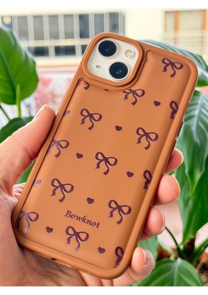 Apple iPhone 13/14 Kılıf Yumuşak Dokulu Fiyonk Desenli Kahverengi Yumuşak Koruyucu Silikon Kapak