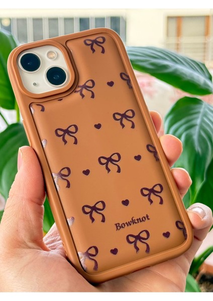 Apple iPhone 13/14 Kılıf Yumuşak Dokulu Fiyonk Desenli Kahverengi Yumuşak Koruyucu Silikon Kapak