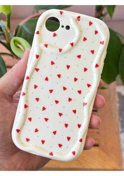 Apple iPhone 16E Kılıf Kamera Korumalı Dalga Kenarlı Kırmızı Kalp Desenli Silikon Kapak