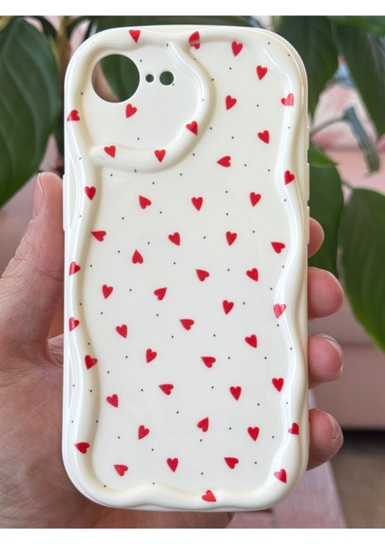 Apple iPhone 16E Kılıf Kamera Korumalı Dalga Kenarlı Kırmızı Kalp Desenli Silikon Kapak