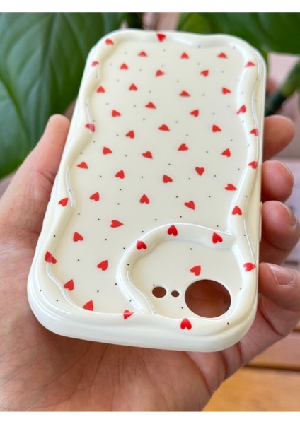 Apple iPhone 16E Kılıf Kamera Korumalı Dalga Kenarlı Kırmızı Kalp Desenli Silikon Kapak