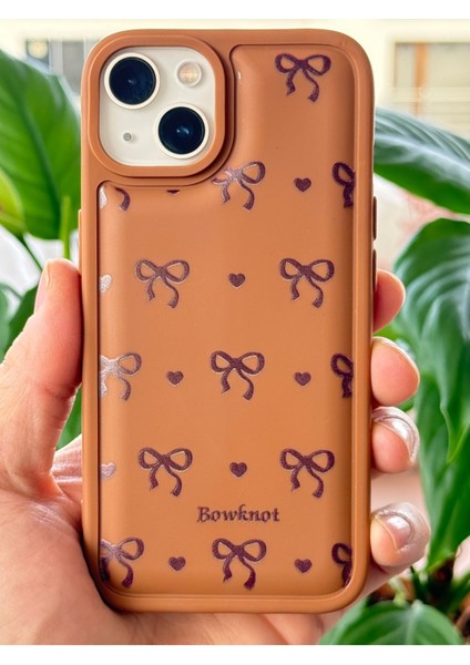 Apple iPhone 14 Plus Kılıf Yumuşak Dokulu Fiyonk Desenli Kahverengi Yumuşak Kamera Korumalı Kapak fiyatları