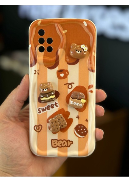 Samsung Galaxy A51 Uyumlu Kılıf Tasarımlı Desenli Kamera Korumalı Ayıcık Bisküvi Renkli Cofffe Silikon Kapak