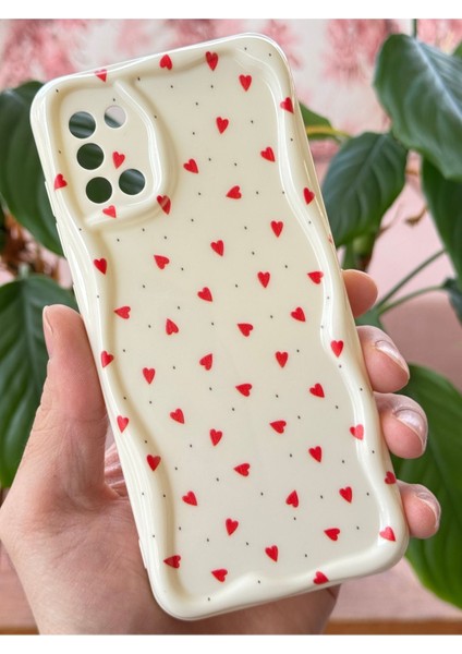 Samsung Galaxy A31 Kılıf Kamera Korumalı Dalga Kenarlı Kırmızı Kalp Desenli Silikon Kapak