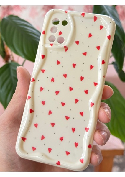 Samsung Galaxy A31 Kılıf Kamera Korumalı Dalga Kenarlı Kırmızı Kalp Desenli Silikon Kapak