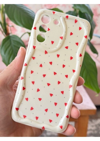Samsung Galaxy S21 Fe Kılıf Kamera Korumalı Dalga Kenarlı Kırmızı Kalp Desenli Silikon Kapak