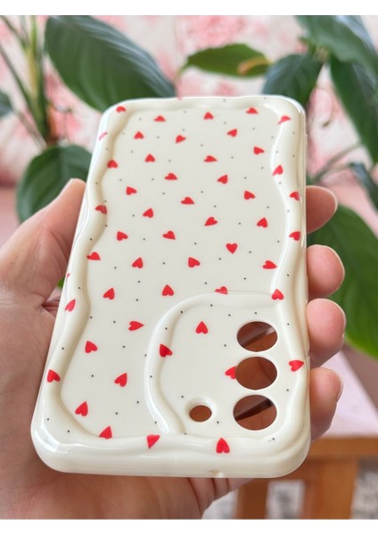 Samsung Galaxy S21 Fe Kılıf Kamera Korumalı Dalga Kenarlı Kırmızı Kalp Desenli Silikon Kapak