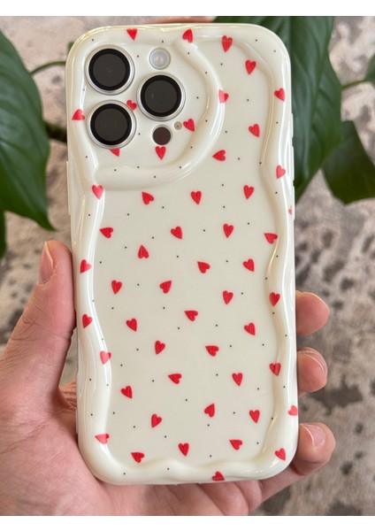 Apple iPhone 13 Pro Kılıf Kamera Korumalı Dalga Kenarlı Kırmızı Kalp Desenli Silikon Kapak