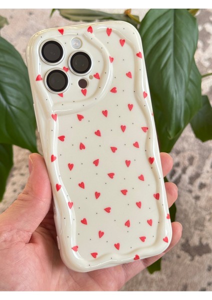 Apple iPhone 13 Pro Kılıf Kamera Korumalı Dalga Kenarlı Kırmızı Kalp Desenli Silikon Kapak
