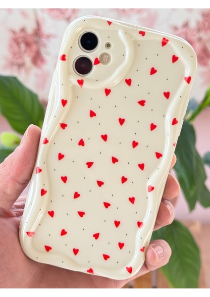 Apple iPhone 12 Kılıf Kamera Korumalı Dalga Kenarlı Kırmızı Kalp Desenli Silikon Kapak