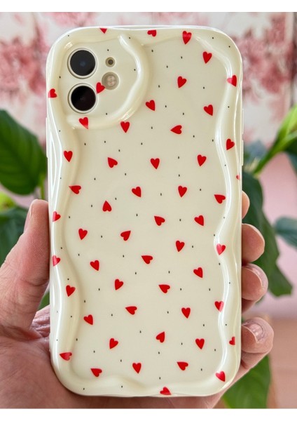 Apple iPhone 12 Kılıf Kamera Korumalı Dalga Kenarlı Kırmızı Kalp Desenli Silikon Kapak fiyatları