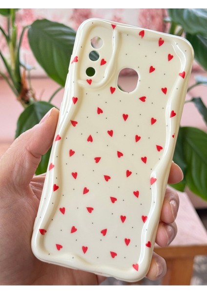 Samsung Galaxy A20 - A30 Kılıf Kamera Korumalı Dalga Kenarlı Kırmızı Kalp Desenli Silikon Kapak