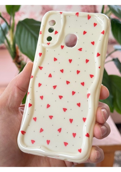 Samsung Galaxy A20 - A30 Kılıf Kamera Korumalı Dalga Kenarlı Kırmızı Kalp Desenli Silikon Kapak fırsatları