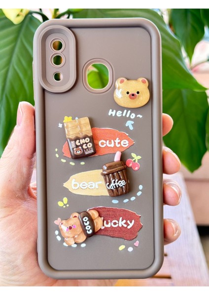 Samsung Galaxy A20-A30 Kılıf Tasarımlı Desenli Kamera Korumalı Ayıcık Kahve Renkli Yumuşak Silikon