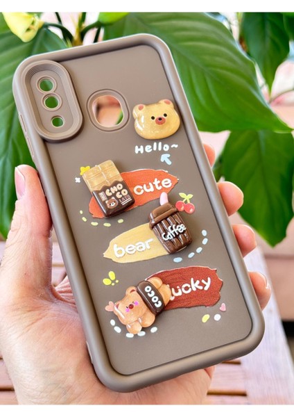 Samsung Galaxy A20-A30 Kılıf Tasarımlı Desenli Kamera Korumalı Ayıcık Kahve Renkli Yumuşak Silikon