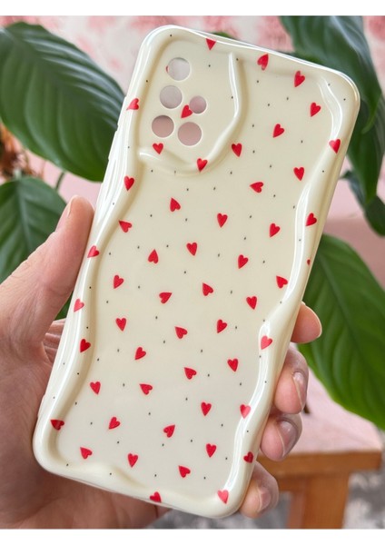 Samsung Galaxy A71 Kılıf Kamera Korumalı Dalga Kenarlı Kırmızı Kalp Desenli Silikon Kapak