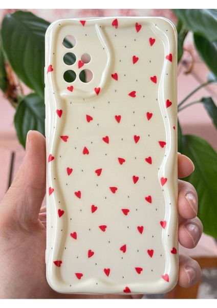 Samsung Galaxy A71 Kılıf Kamera Korumalı Dalga Kenarlı Kırmızı Kalp Desenli Silikon Kapak