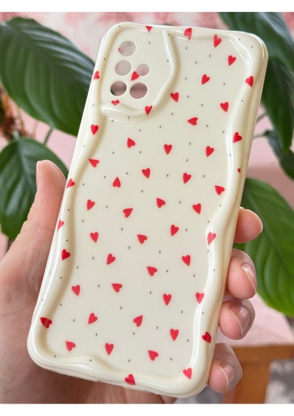 Samsung Galaxy A71 Kılıf Kamera Korumalı Dalga Kenarlı Kırmızı Kalp Desenli Silikon Kapak