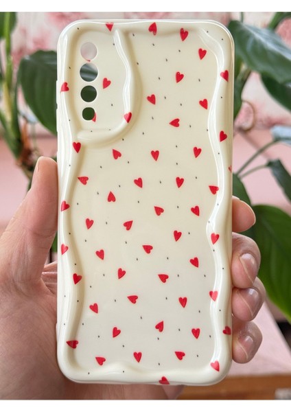 Samsung Galaxy A50 - A30S Kılıf Kamera Korumalı Dalga Kenarlı Kırmızı Kalp Desenli Silikon Kapak